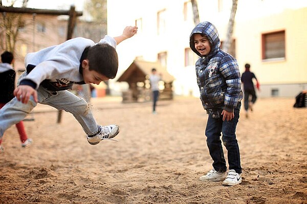 Spielende Kinder in einer IB-Einrichtung für Geflüchtete